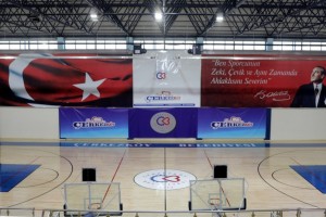 29 EKİM KAPALI SPOR SALONU’NA FIBA ONAYLI PARKE ZEMİN