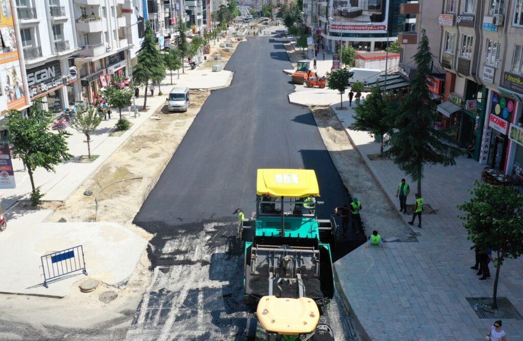 ATATÜRK CADDESİ’NDE SICAK ASFALT ÇALIŞMALARIMIZ DEVAM EDİYOR