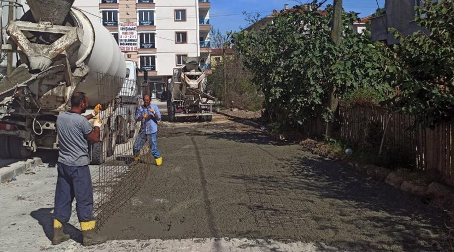 ÜSTÜN VE ÇAVUŞ SOKAKLARDA DEMİRLİ BETON YOL YAPIMI TAMAMLANDI
