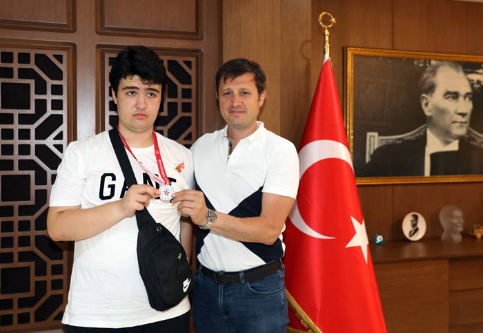 BAŞKANIMIZ AKAY, ÖZEL SPORCUMUZU ALTIN İLE ÖDÜLLENDİR