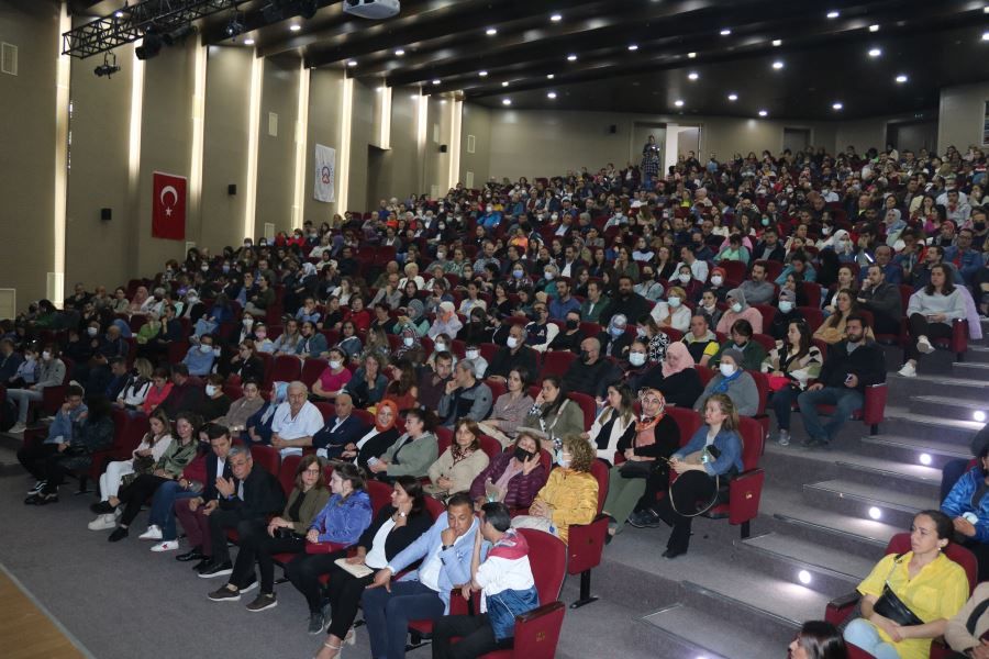 "AĞAÇLAR AYAKTA ÖLÜR” ÇERKEZKÖYLÜLER İÇİN SAHNELENDİ