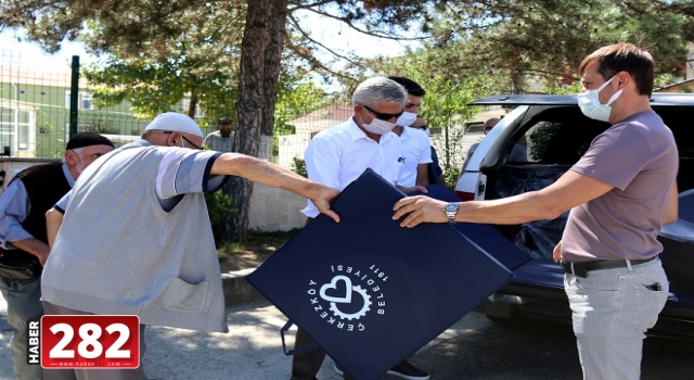 VELİKÖY MERKEZ CAMİİ'NDE SECCADE DAĞITIMI YAPILDI