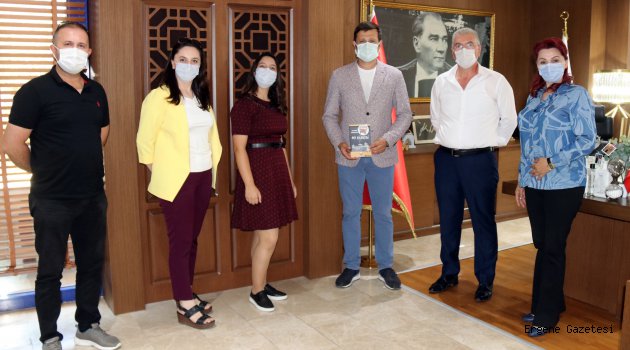 GENÇ YAZAR İLK KİTABINI BAŞKANIMIZ AKAY'A HEDİYE ETTİ