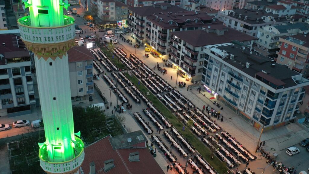 MAHALLE İFTARLARIMIZIN FİNALİNİ KENT PARK’TA YAPTIK