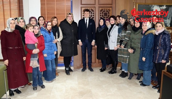 KIZILPINAR MAHALLE EVİ KURSİYERLERİNDEN BAŞKANIMZ AKAY’A TEŞEKKÜR ZİYARETİ