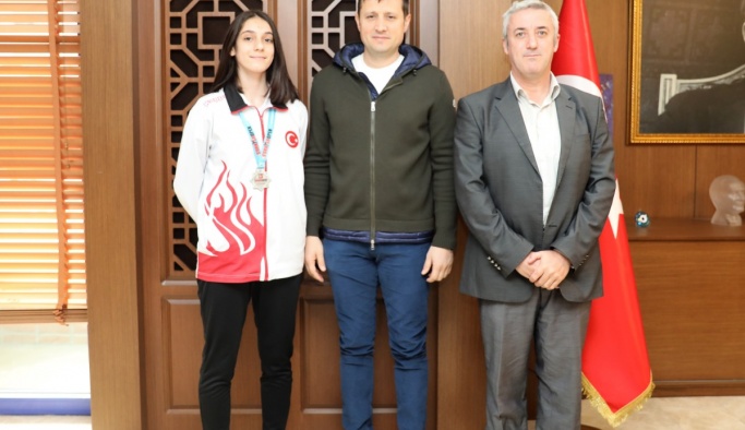BAŞARILI TAEKWONDOCU BEYZANUR’DAN ZİYARET