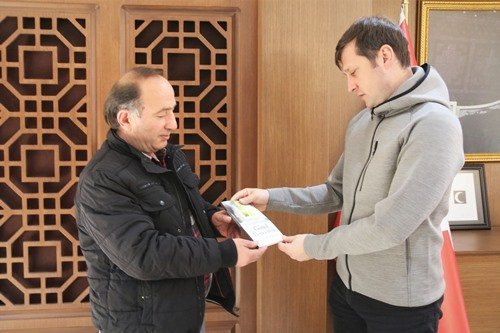 GAZETECİ VE YAZAR ASİM YAVUZ İKİNCİ KİTABINI HEDİYE ETTİ