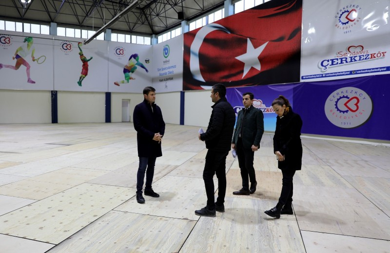 29 EKİM KAPALI SPOR SALONU’NA FIBA ONAYLI PARKE ZEMİN