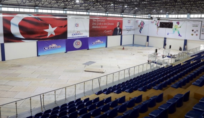 29 EKİM KAPALI SPOR SALONU’NDA PARKE ZEMİN ÇALIŞMALARI BAŞLADI