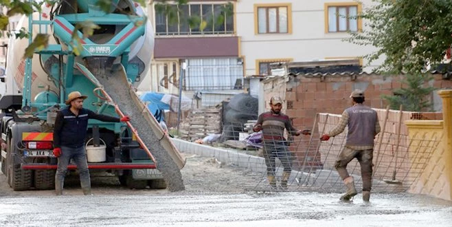 MANOLYA SOKAK’TA DEMİRLİ BETON YOL YAPIMI DEVAM EDİYOR
