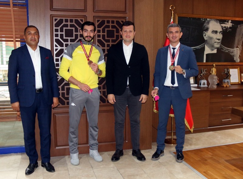 BAŞKANIMIZ AKAY, BAŞARILI SPORCULARI ALTIN İLE ÖDÜLLENDİRDİ