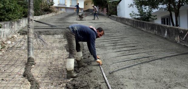 İKİ SOKAĞIMIZDA DAHA DEMİRLİ BETON YOL YAPILIYOR