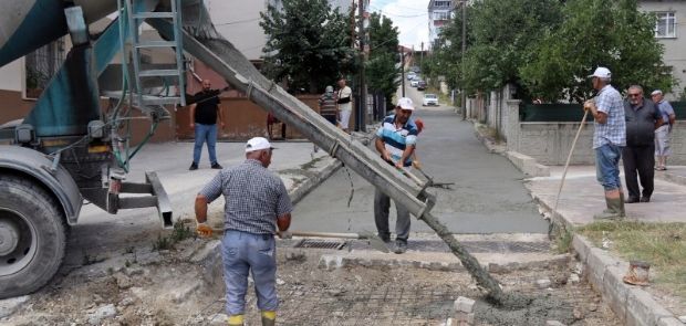 3 SOKAKTA 2 BİN 200 METREKARE DEMİRLİ BETON YOL YAPILDI