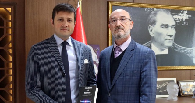 YAZAR DURMUŞ YENİ KİTABINI BAŞKANIMIZ AKAY’A HEDİYE ETTİ
