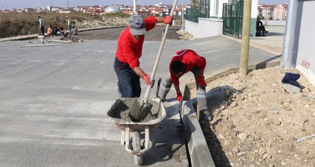 ÇOSB ORTAOKULU YOLU DEMİRLİ BETON İLE KAPLANDI
