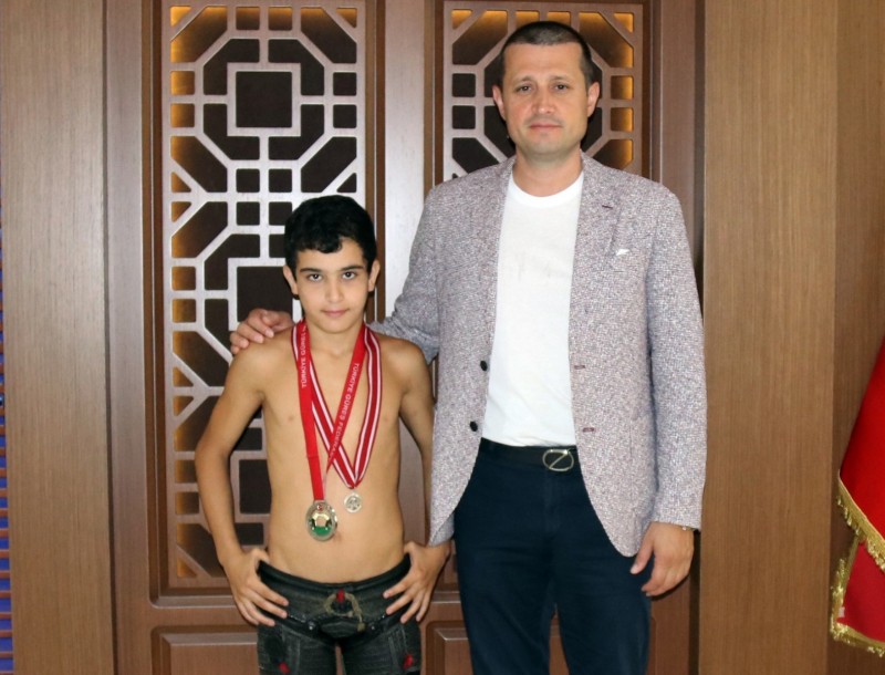 ŞAMPİYON GÜREŞÇİMİZDEN BAŞKANIMIZ AKAY’A TEŞEKKÜR ZİYARETİ