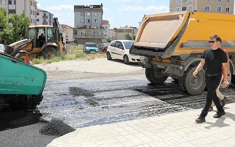 BAŞKANIMIZ AKAY ASFALT ÇALIŞMALARINI İNCELEDİ