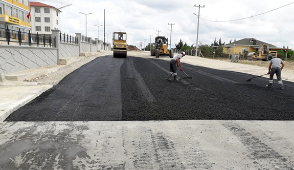 AMBARDERE’DE OKUL YOLLARI ASFALTLANIYOR