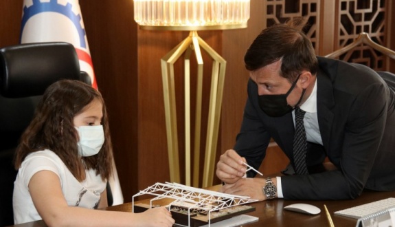 BAŞKANIMIZ AKAY, KOLTUĞU KÜÇÜK ZEYNEP’E EMAET ETTİ