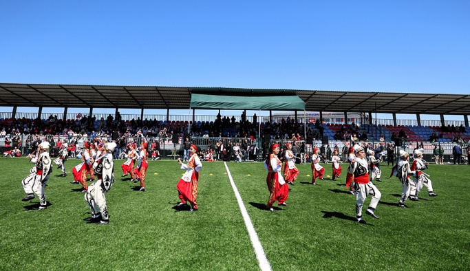 23 NİSAN COŞKUSU ÇELENK TÖRENİ İLE BAŞLADI