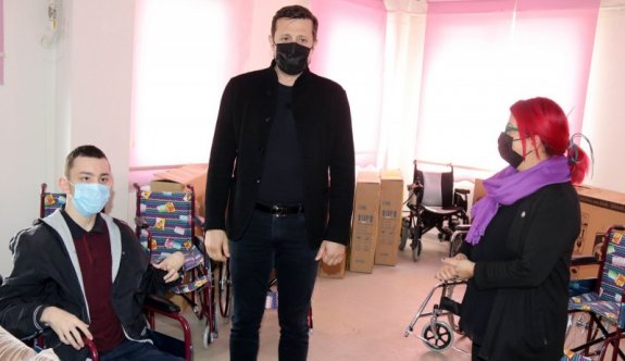 SAKATLAR DERNEĞİ’NE 20 TEKERLEKLİ SANDALYE VERİLDİ
