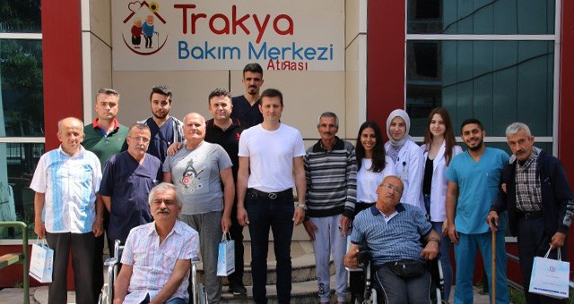 BAŞKANIMIZ AKAY’DAN YAŞLILARA BAYRAM ZİYARETİ