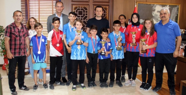 MASA TENİSİ TAKIMIMIZDAN BAŞKANIMIZ AKAY’A TEŞEKKÜR ZİYARETİ