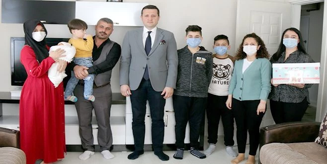 BAŞKANIMIZ AKAY’DAN COŞKUN AİLESİ’NE HOŞ GELDİN BEBEK ZİYARETİ