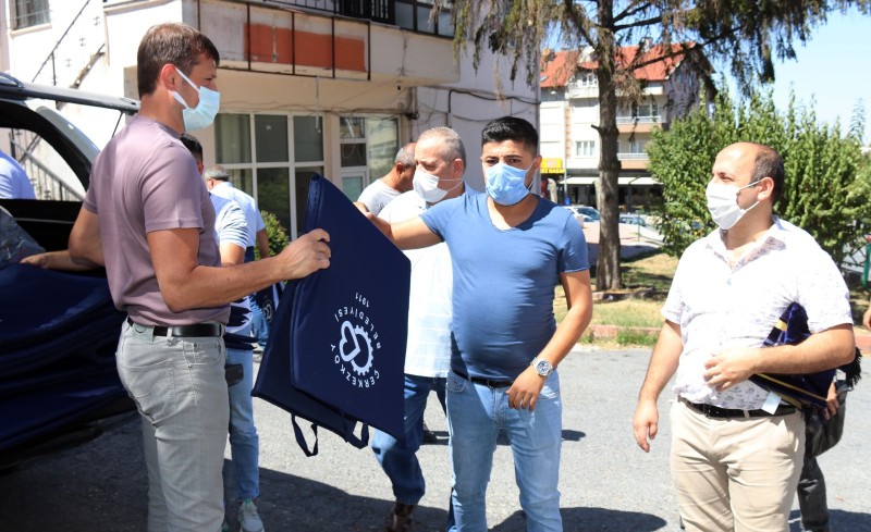 MEVLANA CAMİİ’NDE SECCADE DAĞITIMI YAPILDI