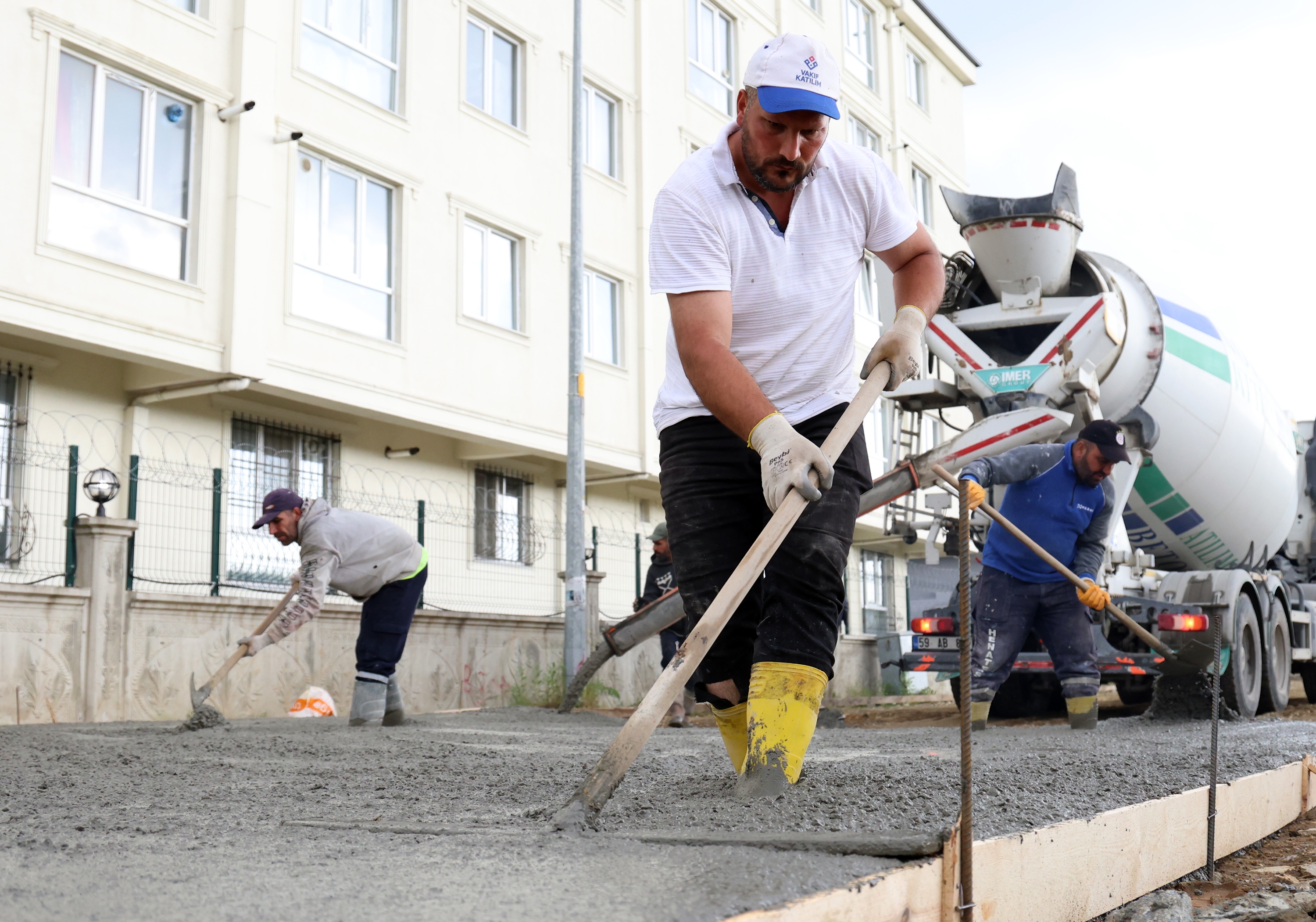KIRLANGIÇ SOKAK’TA BETON YOL YAPIMI TAMAMLANDI